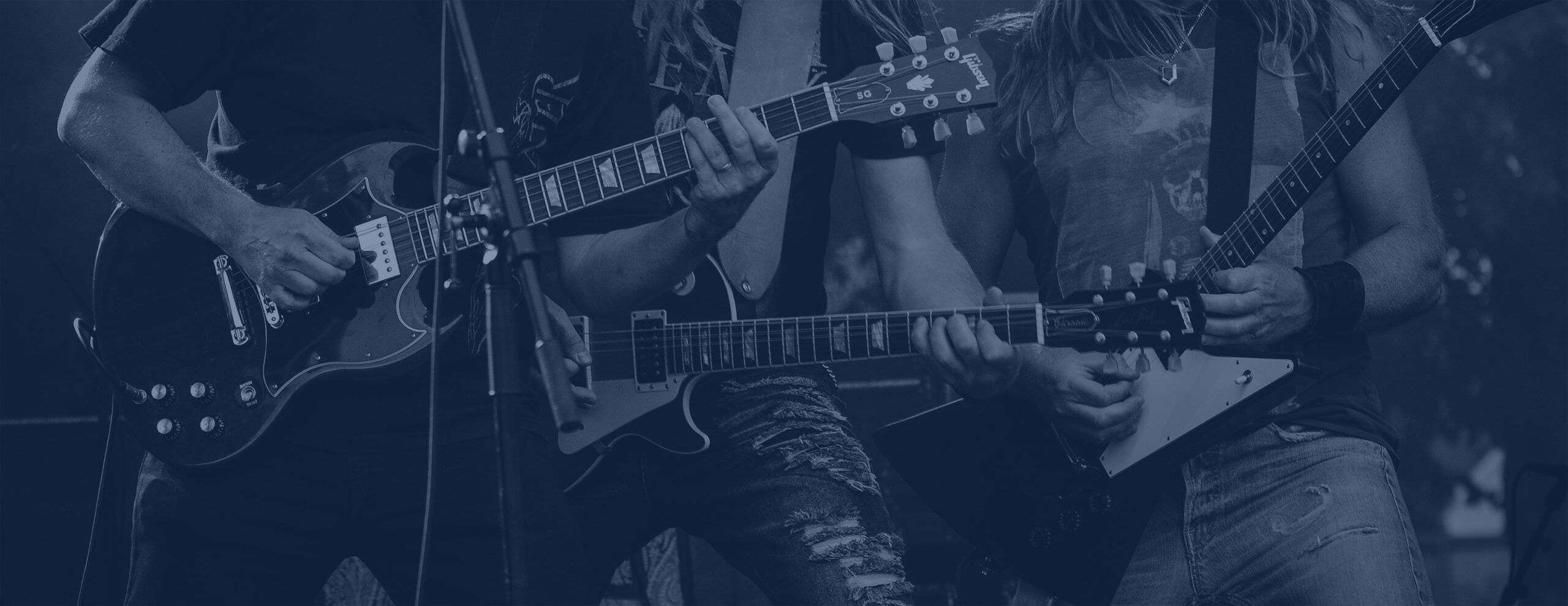 Rock festival, gitarist speelt op een Gibson SG gitaar